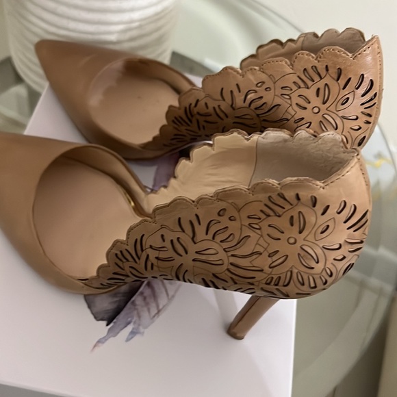 Jessica Simpson buff color9.5 heel shoes perfect condition goes with everything - Picture 2 of 9